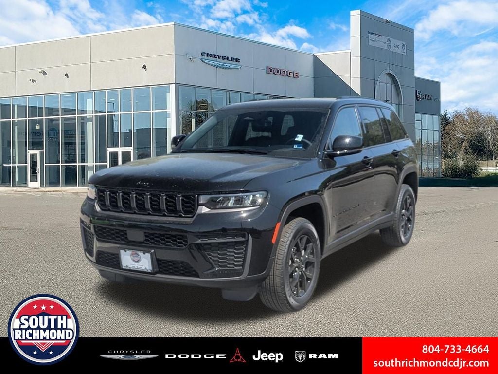 2026 Jeep Grand Cherokee GRAND CHEROKEE LAREDO ALTITUDE 4X4 in Diamond Black Crystal Pearl-Coat Exterior Paint — front three-quarter view